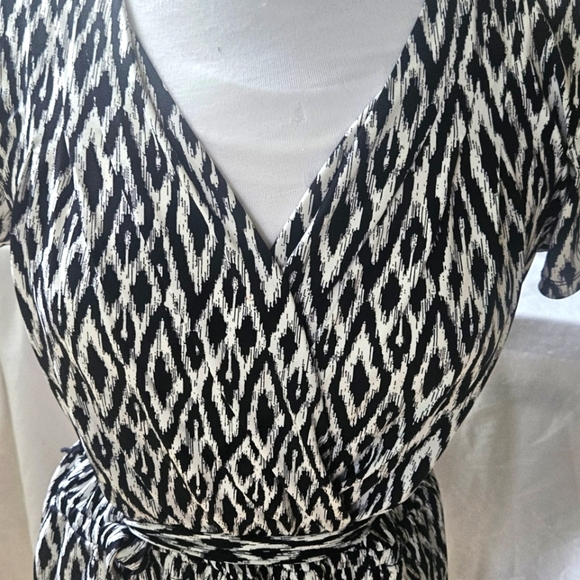 Banana Republic Black & White Ikat Pullover Wrap Dress W Tie Wmn's M Flattering - Picture 5 of 7